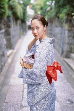 男人趴在美女身上亲胸